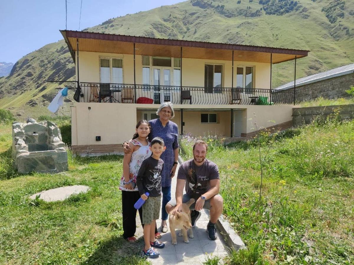 Cozy Hotel Kazbegi מראה חיצוני תמונה